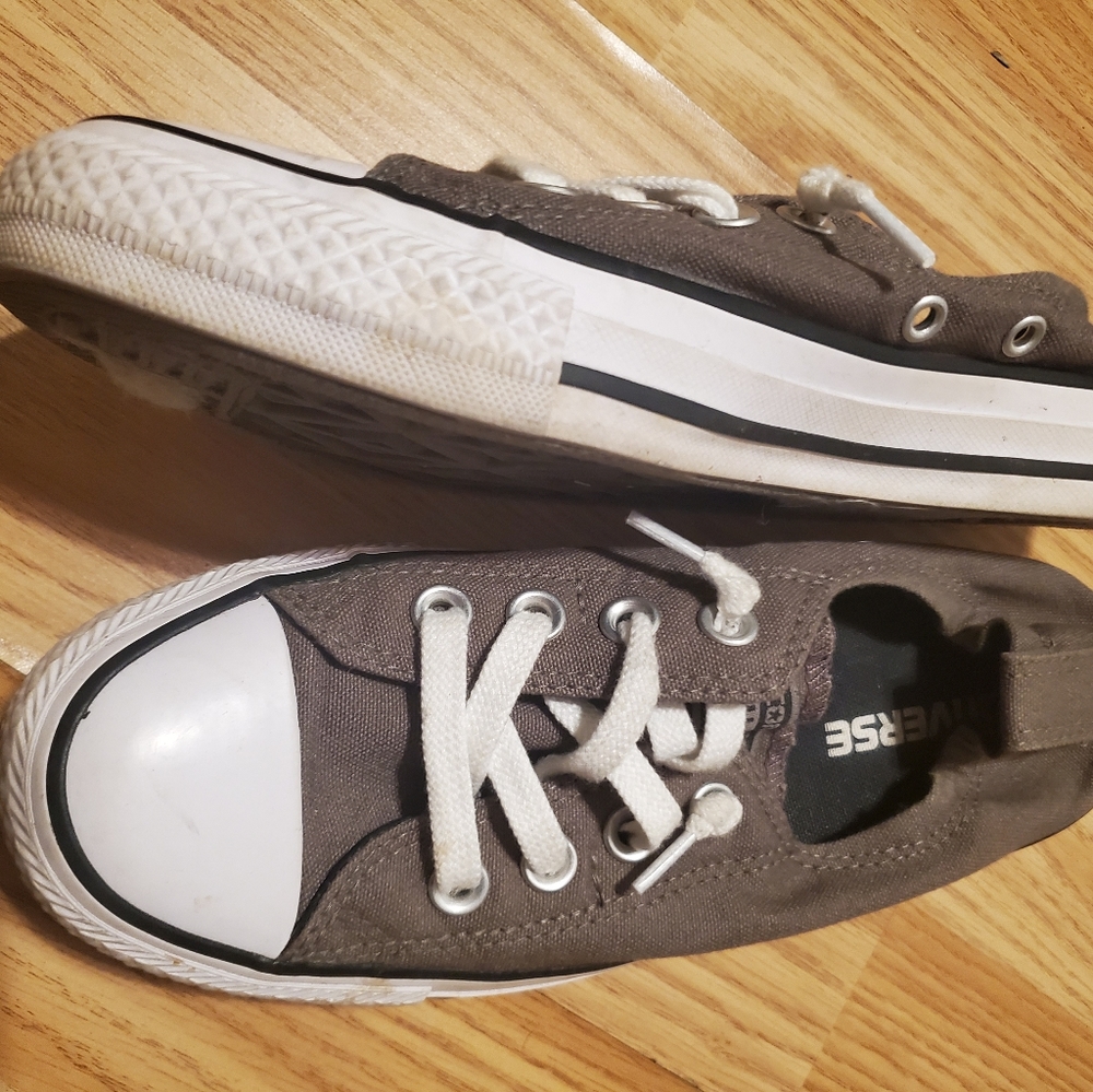 Tennis shoes